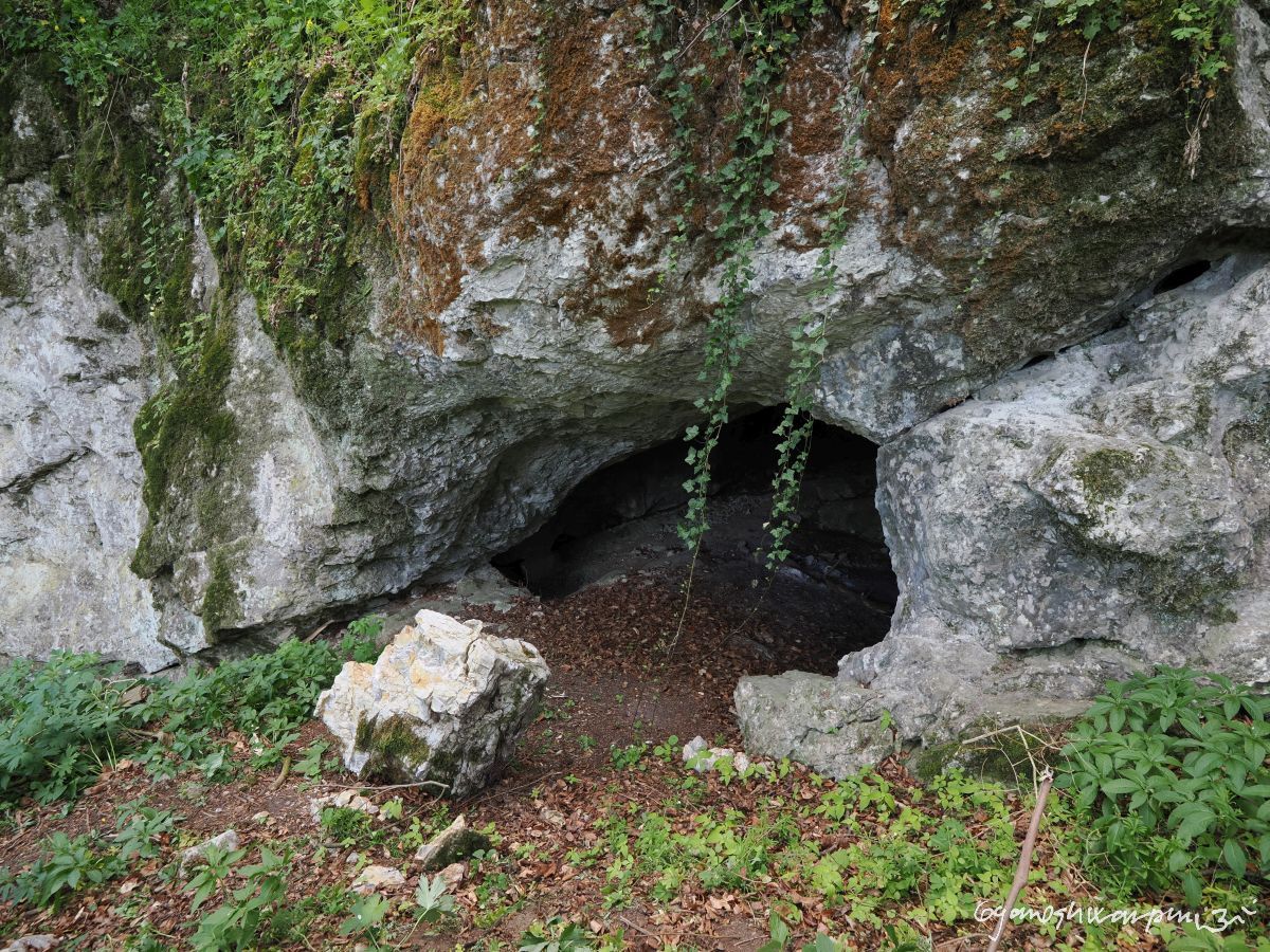 Žitného jeskyně ve Křtinském údolí. Foto: Svámí Gyaneshwarpuri, samospoušť (2025).