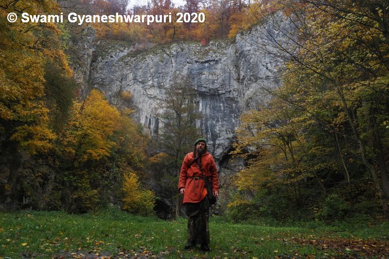 Jeskyně Zlého ducha neboli Zlá díra. Tak Býčí skálu pokřtil na základě svých zkušeností a vědomostí poustevník Gyaneshwarpuri.  Foto: Marek Gyaneshwarpuri 2020.