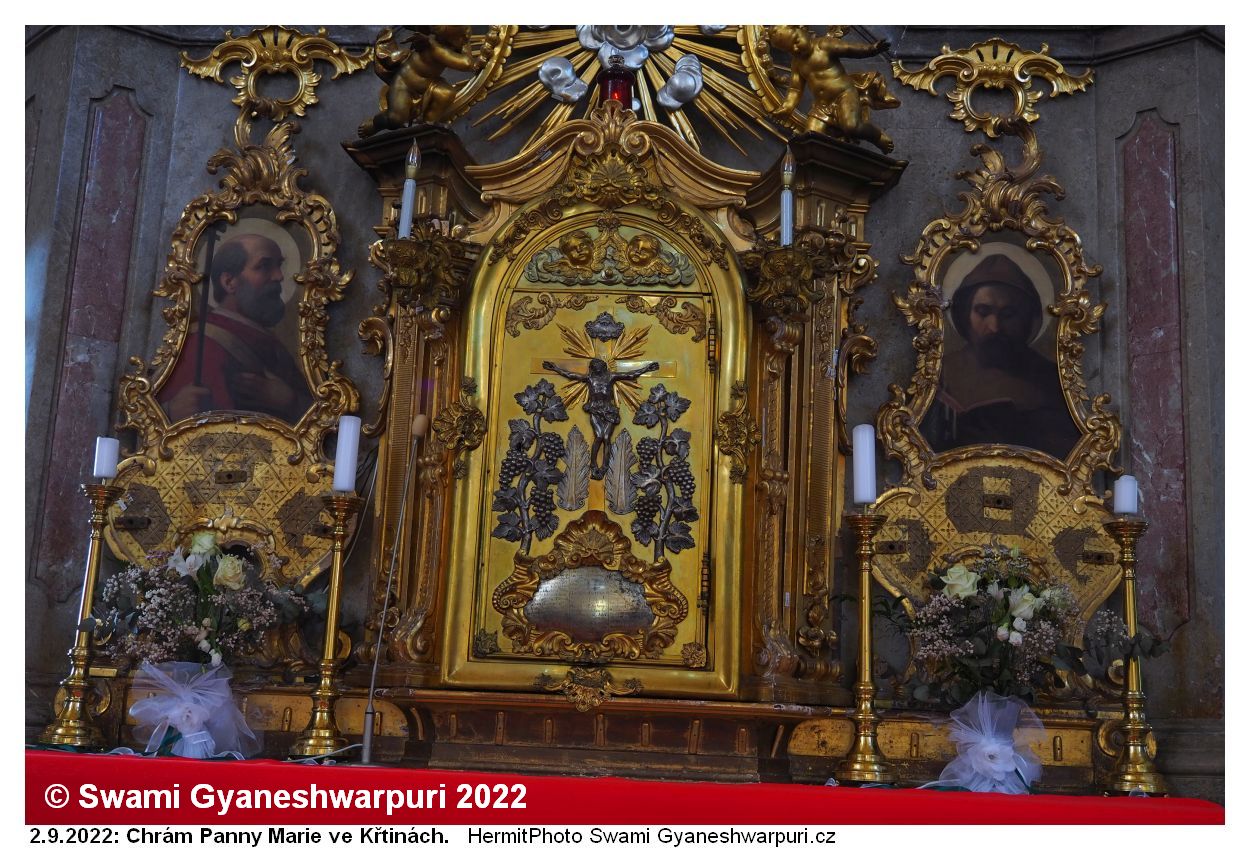 Obrázky svatého Cyrila a Metoděje na hlavním oltáři chrámu Panny Marie ve Křtinách. Dříve věřili legendě o cyrilometodějském původu Křtin více než dnes. Foto: Svámí Gyaneshwarpuri 2022.