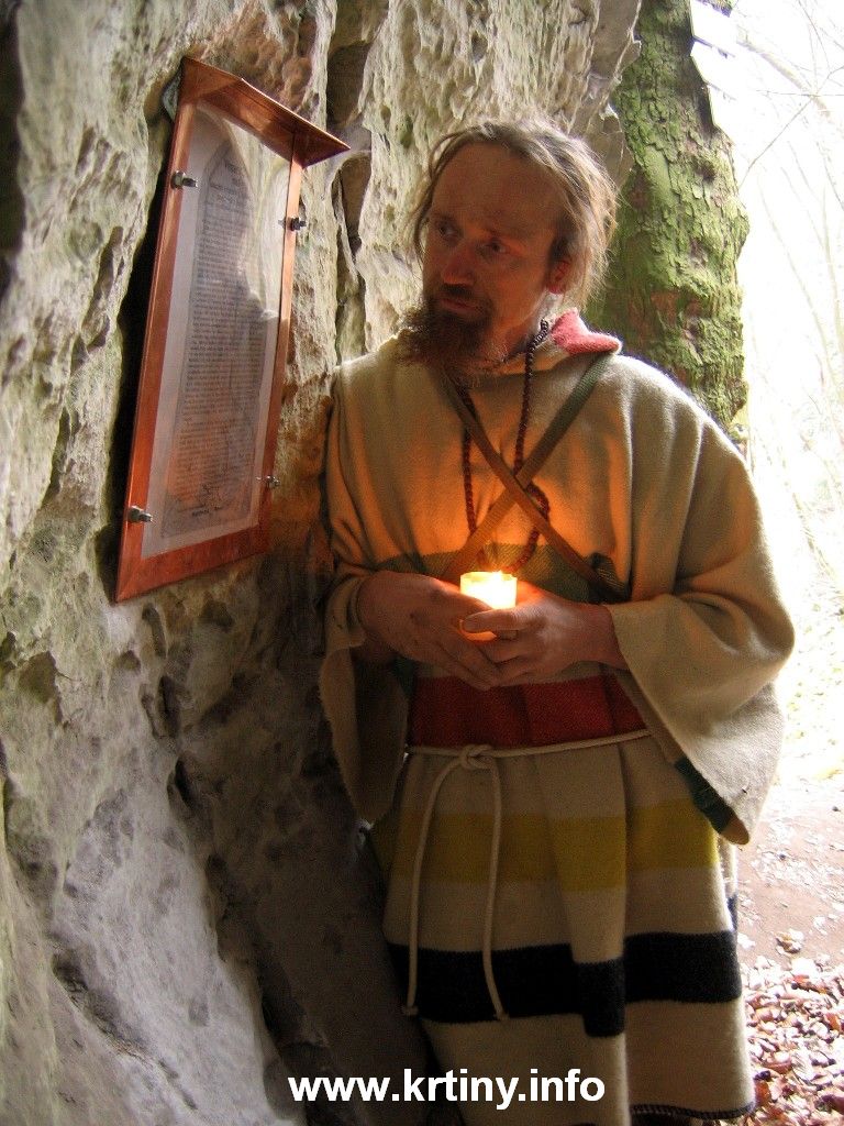 Poustevník Gyaneshwarpuri v jeskyni Kostelík ve Křtinském údolí při příležitosti instalace symbolického památníčku svému předchůdci poustevníkovi a almužníkovi Vincenci Doležalovi z Habrůvky (1862 - 1936) asi v roce 2007. Foto: František Musil  (2007).
