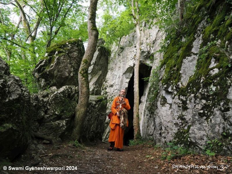 Svámí Gyaneshwarpuri nese kříž Hertodovu poustevníkovi na jeskyni Kostelík (2024).