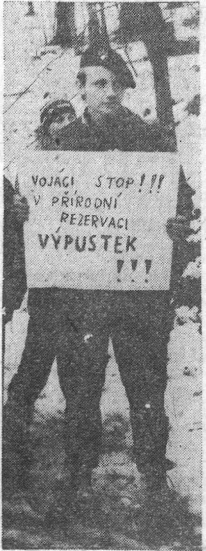 Marek Šenkyřík - demonstránt před Výpustkem 1990. Foto: Josef Noák 1990.